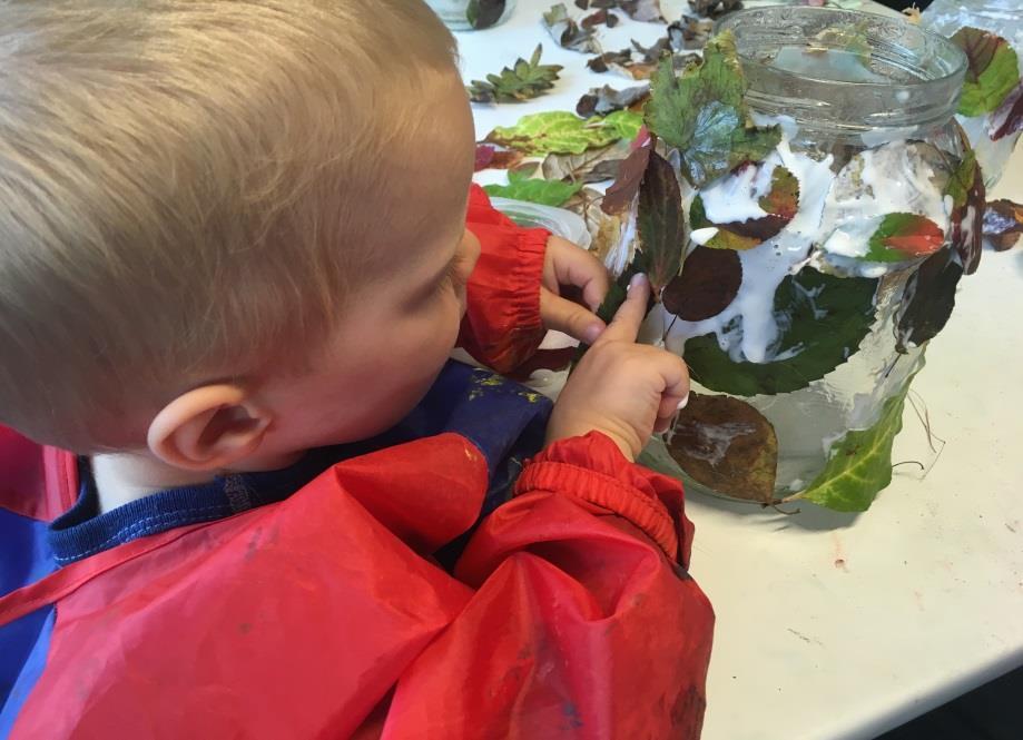 Barnas alder og barnehagens pedagogiske tradisjon tilsier ikke at vi arbeider med fagene i egne emner eller bolker.