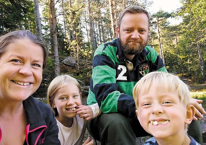 - Det hadde ikke gått uten støtten fra familien og venner, sier Hans Petter. Her med kona Mette Bals og barna Ida og Ola. to ganger på kort tid. Begge ganger viste det seg å ikke stemme.