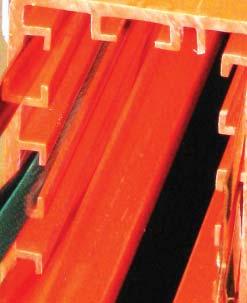 3.2 Oppmontering strømlederskinne PVC-skinne Skinnen innehar 7 spor for innsetting av 2, 3, 4, 5, 6 eller 7 kobber ledere.