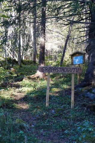 Merka stig med skilt og infotavler rett opp lia frå ein sving i Fosserudvegen litt vest for