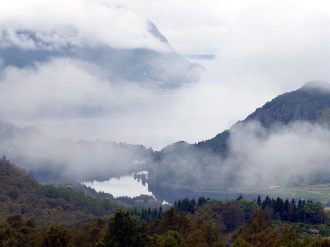 Hjelmelandsåna har en lakseførende strekning på 3,7 km, inkludert Steinslandsvatnet som har et areal på om lag 0,8 km 2. Lakseførende strekning uten Steinslandsvatnet er ca. 2,5 km.