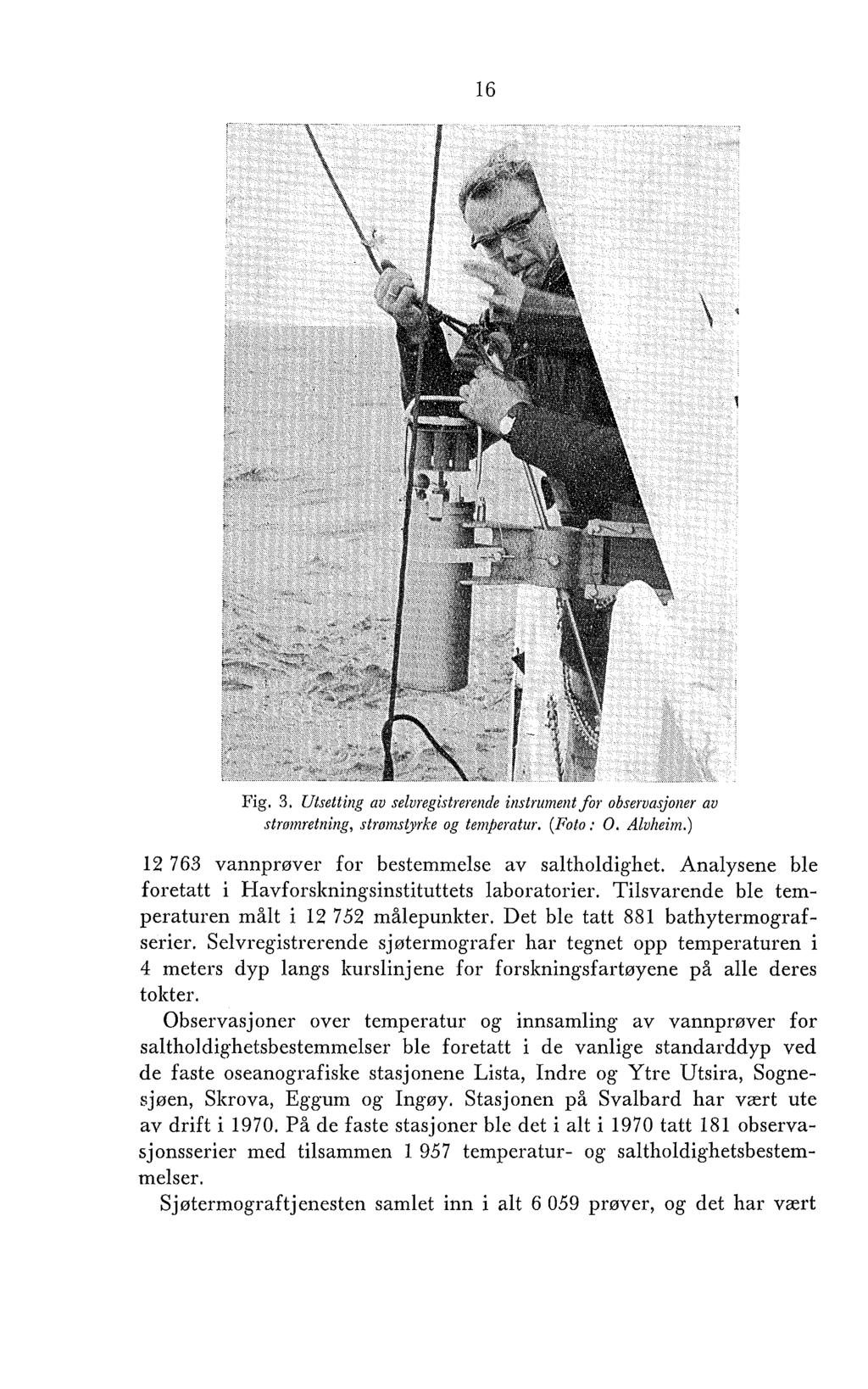 Fig. 3. Utsetting av selvregistreret~de Vzstr~in~ent for observasjoner av stro~nretning, stro~nstyrke og tentperatin. (Foto: O. Alvheim.) 12 763 vannprøver for bestemmelse av saltholdighet.