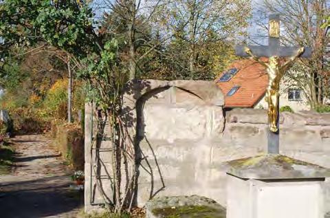 RUND UM DIE PETER- UND PAULSKIRCHE LEERSTETTEN LEERSTETTEN RUND UM DIE PETER- UND PAULSKIRCHE Friedhofsmauer wurde saniert Der westliche Teil der Friedhofsmauer auf dem kirchlichen Teil des Friedhofs