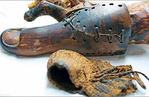 To stortåproteser som er antatt å være nærmere 3000 år gamle, nylig omtalt i tidsskriftet The Lancet. Illustrasjon: Egyptian Museum.
