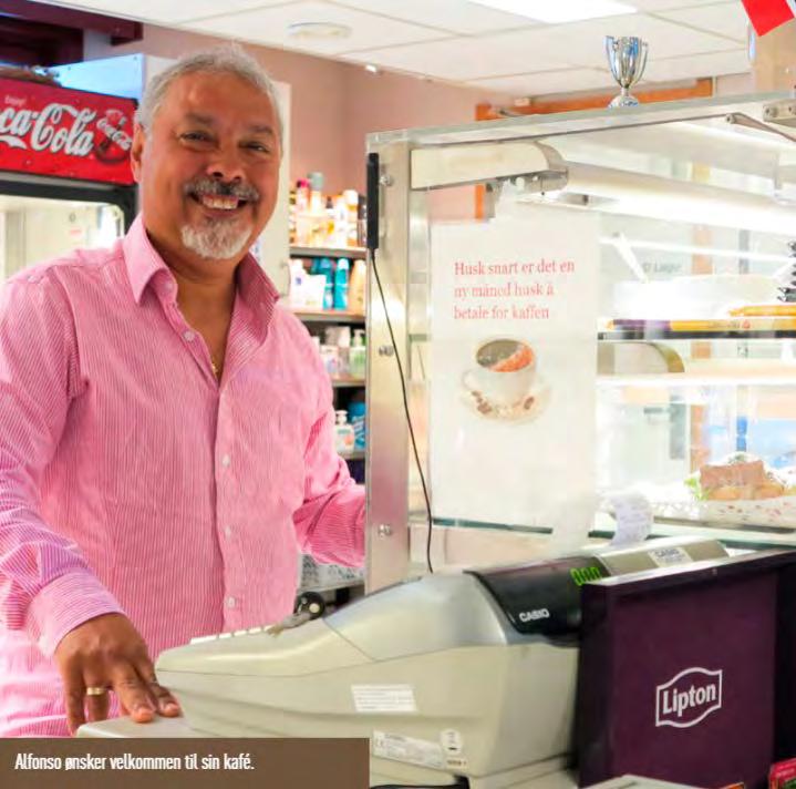 Alfonsos kafé Hos oss finner du Alfonsos kafé. Der jobber Alfonso sammen med alltid vennlige Maya. Her kan du få kjøpt dagens varmrett, smørbrød, kaker, dagens aviser, kaffe, te og kioskvarer.