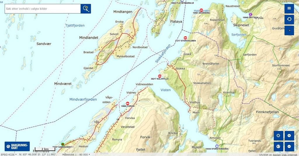 Figur 2: Oversiktskart med plasseringen av anlegget (rød firkant) i forhold til andre anlegg. Målestokk vises i venstre hjørne, kartkilde i 1: