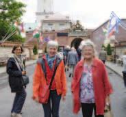 Der sorgfältig restaurierte Marktplatz mit dem spätgotischen Rathaus in der Mitte zieht die Aufmerksamkeit auf sich. Ebenso prächtig erscheint die Dominsel mit dem gotischen Dom.