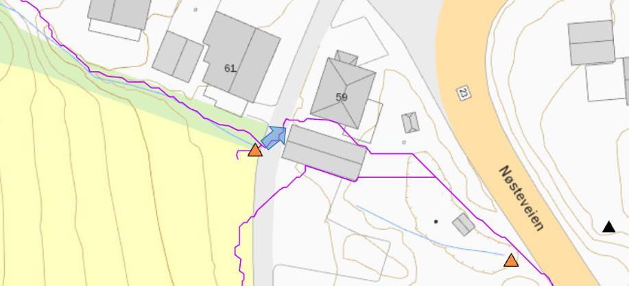 under grusvei. Mellom Kirkeveien 61 og 59. Flatt terreng.