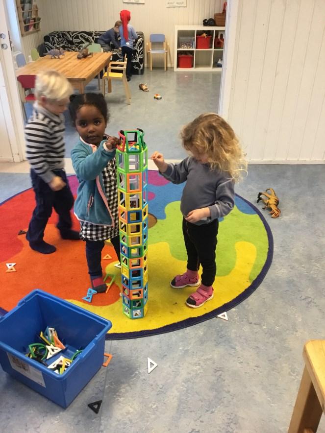 I VÅR BARNEHAGE: Er vi opptatt av at læring og relasjoner henger nøye sammen. Gjennom leken utvikler barn vennskap og et positivt selvbilde gjennom mestring.