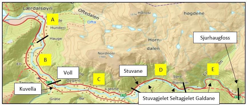 Figur 1. Opprinnelig lakseførende strekning i Lærdalselva fra munning til Sjurhaugfoss med sentrale stedsnavn og tverrstreker for inndeling i fem elveavsnitt A-E. 3.