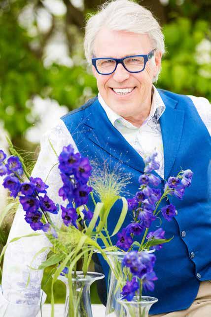 Finn Schjøll forteller deg morsomme og tankevekkende historier mens han lager de flotteste blomsterdekorasjoner. Blomsterdekorasjonene som han lager under showet sitt vil loddes ut blant publikum.