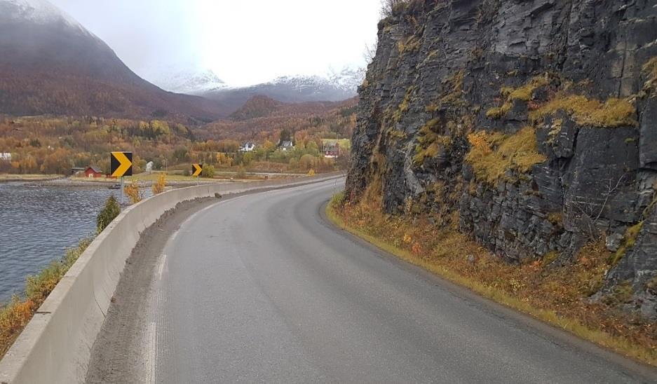 Kåfjordbergan (Foto: Transportutvikling AS) Fylkesveinettet Regionen har 457 km fylkesvei. Standarden på fylkesveinettet er en utfordring flere steder. Skredproblematikk er påpekt.