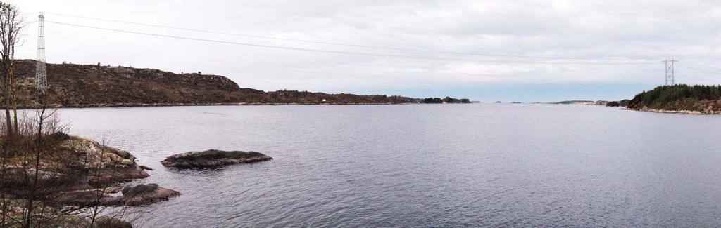 Sikt nordvestover fra fiskeplass på Bøneset ved Straume. Rapneset til venstre, Austrheim til høyre.