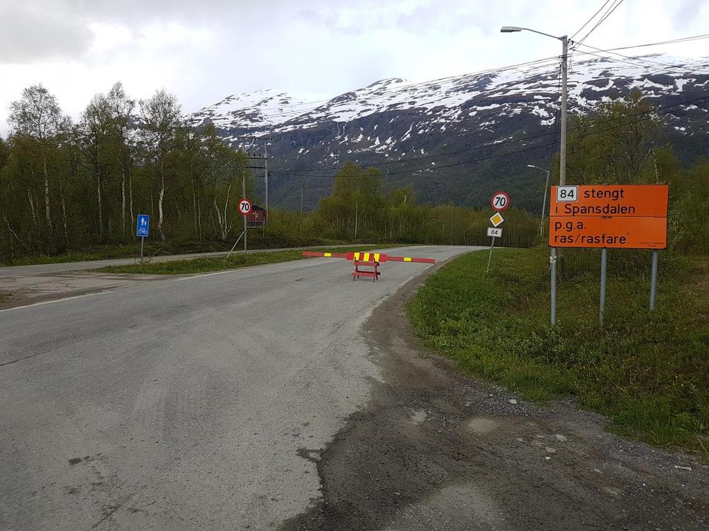 Bilde 13-1: FV84 Stengt i Spansdalen (Foto: Transportutvikling AS, juni 2017) Nedenfor noen av synspunktene vedrørende fylkesveier: Veiene på Senja nevnes av flere.