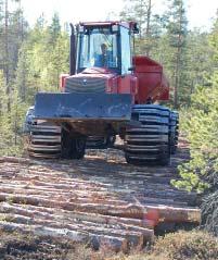 Foto: Forsvaret Figur 13 Kvist og gjenværende trevirke i forbindelse med skogrydding kan med fordel brukes til terrengforsterkning for å skåne eksisterende vegetasjon i