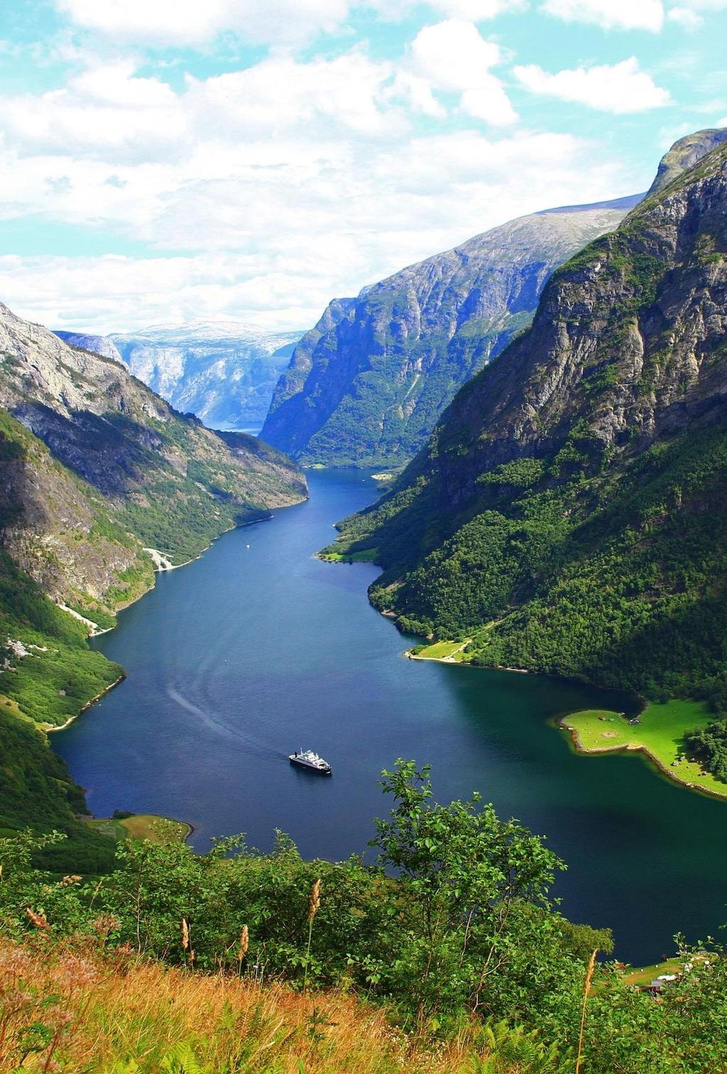 INDRE VESTLAND, EIN REGION I REGIONEN På same vis som Vestland fylke ønskjer å utgjera ein skilnad regionalt og nasjonalt, har me i Indre Vestland same ambisjonar for våre kommunar.