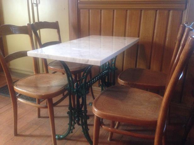 Kafebordene på Krøderen ferdig Venneforeningen sto for finansieringen Alle de fire cafebordene er nå ferdig montert med marmorplate. Bordene har et grønnmalt understell i støpejern.