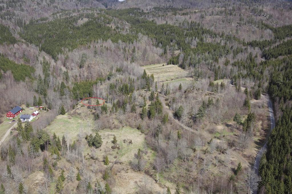 14.1. gunnarsrød 3 357 Figur 14.1.2. Flyfoto over Gunnarsrød-området, sett mot nord. Gunnarsrød 3 er markert med rød oval. Foto: Jarle Foss/Jernbaneverket. Figure 14.1.2. Aerial view of Gunnarsrød, photo facing north.