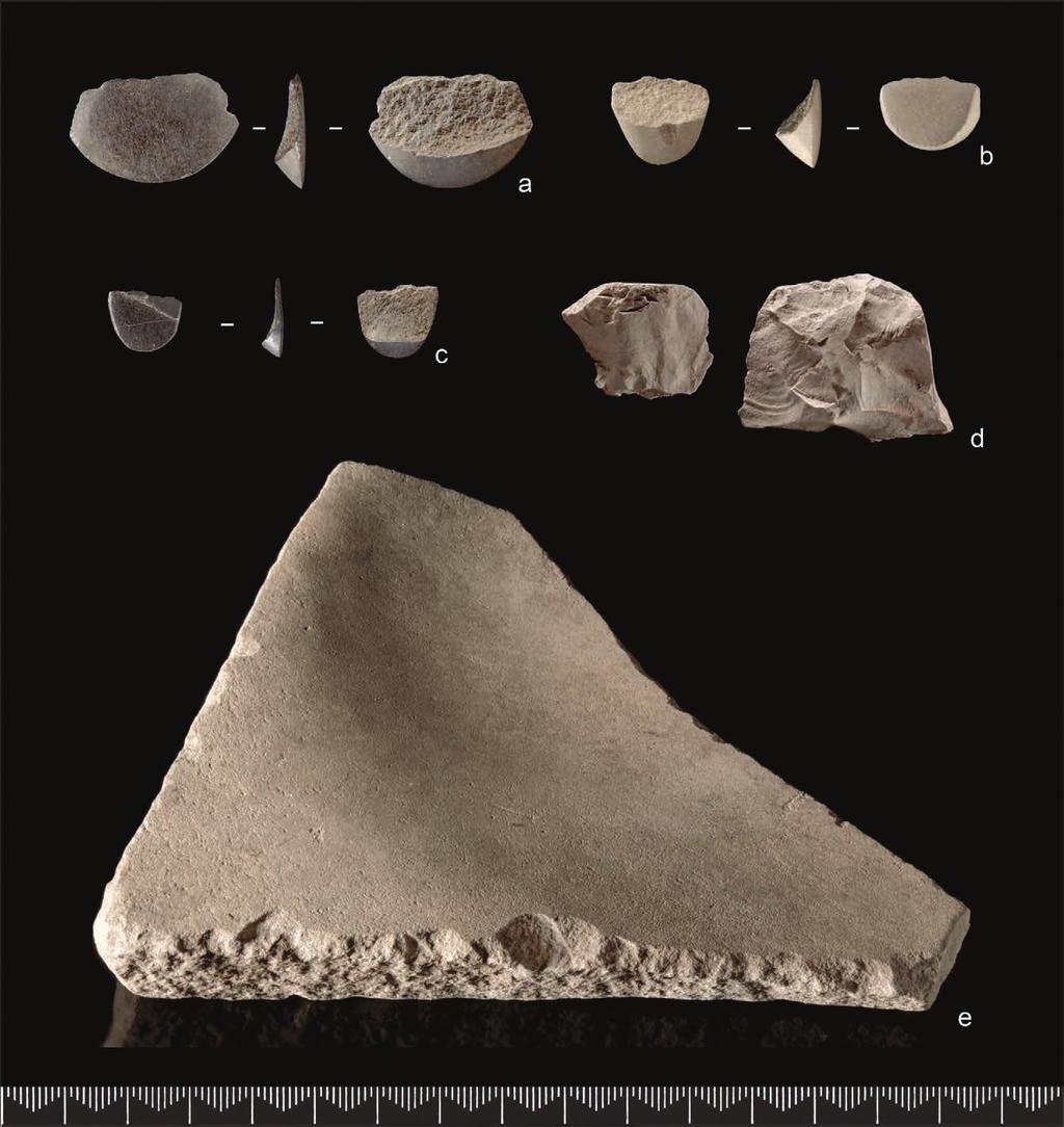 9. gunnarsrød 7 189 Figur 9.8. Egg av trinnøks (a), egg av meisler (b c), avslag av metaryolitt (d) og slipeplate av sandstein (e). Foto: Ellen C. Holte, KHM. Figure 9.8. Edge of pecked round-butted stone axe (a), edge of chisels (b c), metarhyolite flake (d), sandstone grinding slab (e).