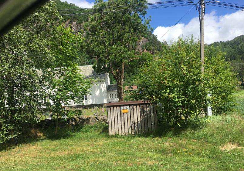 Planbeskrivelse Kvås kirke 8 som må legges om til kabler ved utvidelse va kirkegården, jfr bildene under. Selve trafoen er foreslått beholdt. Trafo og skjemmende luftspenn ved gravplassen 4.2.