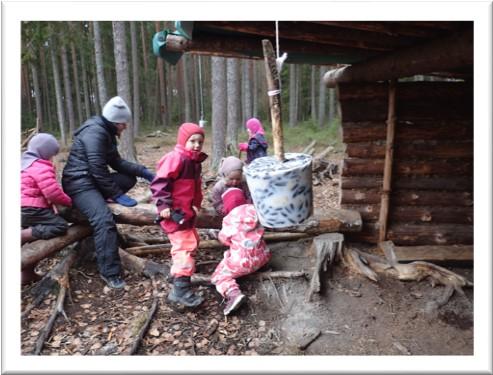 Disse kommer vi til å henge opp forskjellige steder rundt i skogen omkring barnehagen gjennom vinteren.