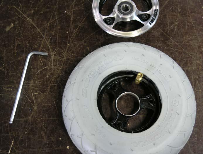 Reparer eller skift slangen med en ny, og samle hjulet igjen Lås bolten fra figur 2 med Lock-tite.