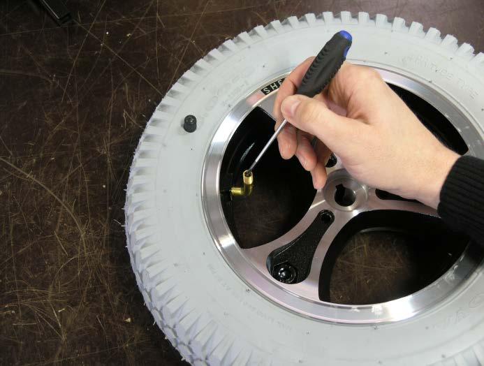 Påfør rød Loxeal 24-18 skruesikring eller tilsvarende til bolten som holder hjulet fast på akselen.