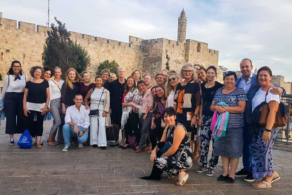 AKTUELT Møtedeltakerne samlet utenfor bymuren til Gamlebyen i Jerusalem.