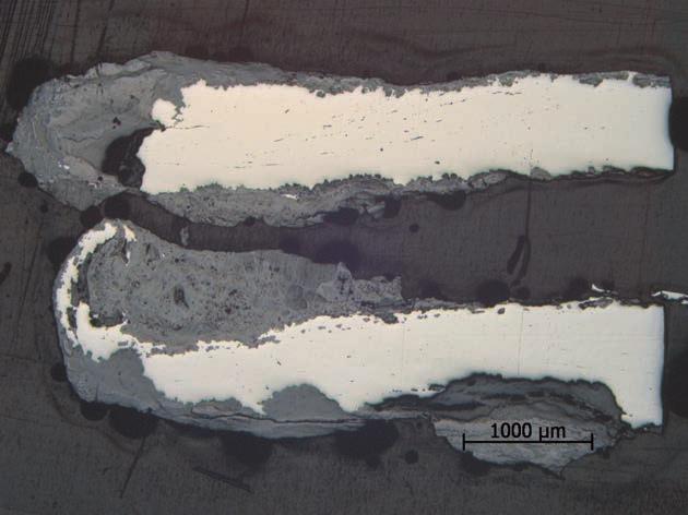 36 gråfjellprosjektet. bind 4 Figur 3.4. Oversikt over det polerte snittet av øksas egg, foto fra mikroskop. På bildet til venstre ses to lag av jern som er atskilt av et korrodert lag.