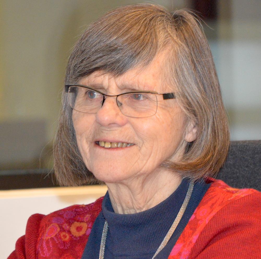 bosatt på Verdalsøra. Hun er pensjonist, jobbet som sosialleder i Verdal kommune og var inspektør på Sund Folkehøgskole da hun avsluttet yrkeslivet.