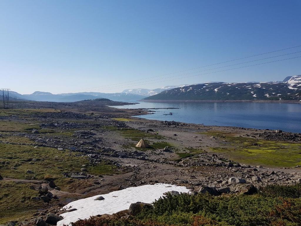 Oversiktsbilde over Øsmundset og Strandavatn. Foto Buskerud fylkeskommune. Med midler fra Riksantikvaren ble det gjennomført en fullstendig utgraving av tufta i juni 2018.