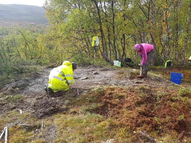 Branngraven tegnet seg som et tydelig kull og askelag midt på en morenehaug.