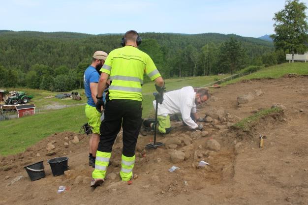 Vikinggrav på Nordre Lindås i Kongsberg I årsrapporten for 2017 nevnte vi at metallsøkerfunnet ved Nordre Lindås i Kongsberg ville bli ytterligere undersøkt gjennom en sikringsgraving utført av