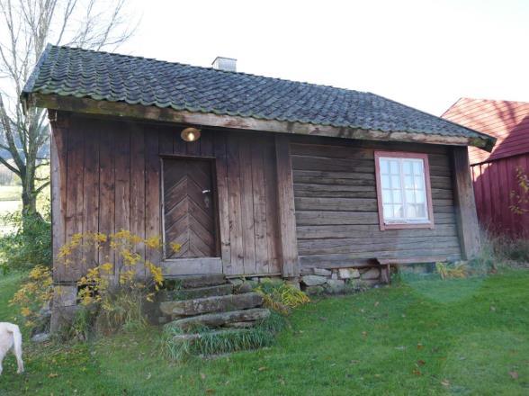 Li nordre, Efteløt, Ytre Sandsvær, Kongsberg kommune: Bryggerhuset fra 1812 er et verneverdig hus i et verneverdig tun.