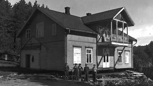 Masovngata 18, Vestsida, Kongsberg kommune: Bygningen har vært tilknyttet Kongsberg Våpenfabrikk. Den ble flyttet i 1939.