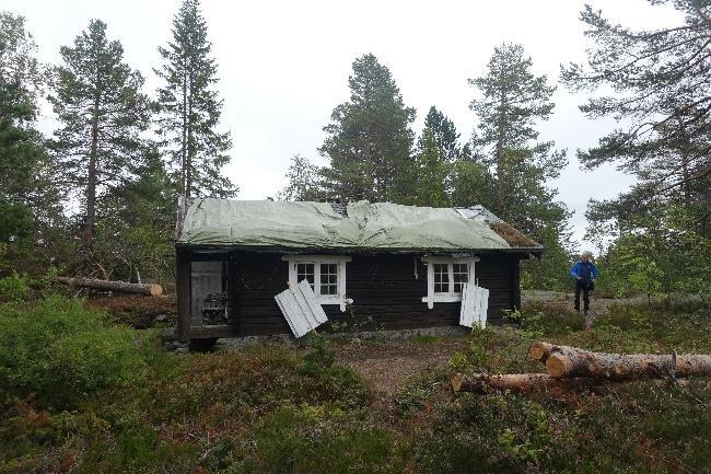 Øvre Leitjern, Mjøndalsskogen, Nedre Eiker kommune: Hytta er et godt eksempel på første generasjons skogshytter, og står lite endret.