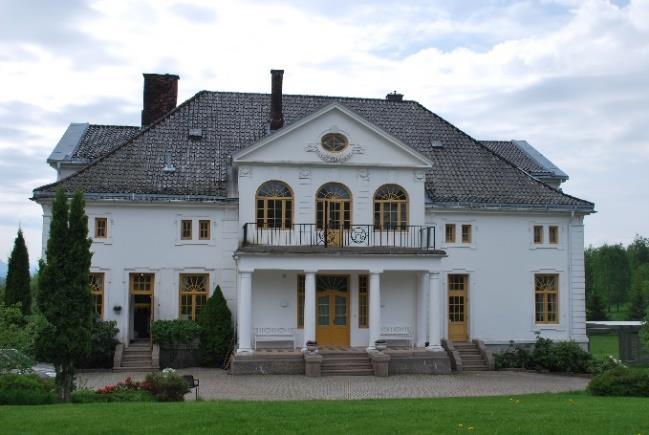 Oppen, Norderhov, Ringerike kommune: Hovedbygningen på Oppen har svært høy verneverdi, som et eksempel på et arkitekttegnet hus på en av de større gårdene i distriktet.