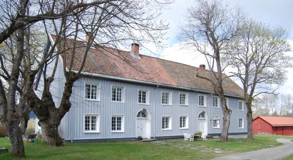 Mælum, Åmot, Modum kommune Hovedbygningen på Mælum er en 1700-talls rokokkobygning, fredet i 1923. Vi har gitt tilskudd på kr. 6.