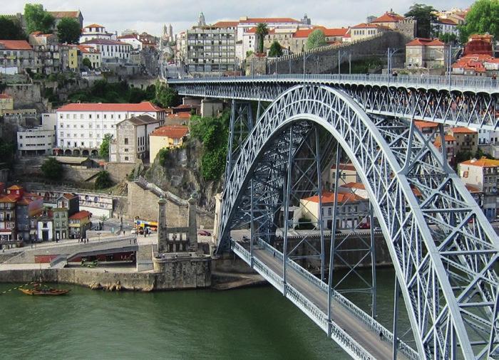Lønn som fortjent I Portugal er det to systemer for avlønning av allmennleger. De fleste har en fast lønn fra staten. Noen får en gradert høyere lønn etter å ha dokumentert kvalitet i praksisen.