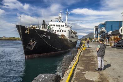 Prisliste for bruk av infrastruktur og tjenester i Brønnøy Havn KF og Brønnøy kommunes sjøområde 2019 Foto: Harald Warholm BRØNNØY HAVN KF Kaia Postboks 65 8901 BRØNNØYSUND