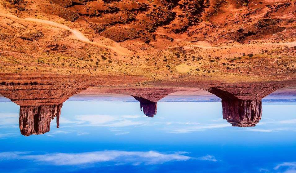 Monument Valley, på grensen mellom Arizona og Utah - Bilferie gjennom USAs nasjonalparker anlagt helt i pakt med naturen, omgitt av dramatiske omgivelser med dype kløfter og ruvende klippeplatåer.