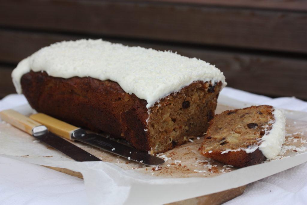 Tropisk fruktkake kremostglasur med Det er søndag, det er sommertid og vi har stilt klokken. Og hurra for det! Men, altså.