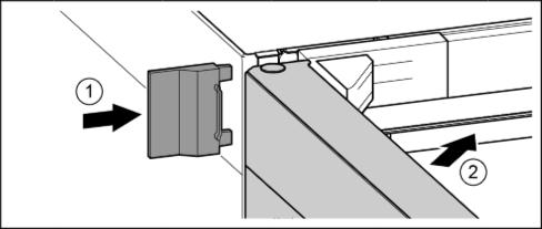 døren over de to langhullene i nedre lagerbukk i flukt med enhetens kabinett. Skru i så fall ut den midterste skruen i den nederste lagerbukken med vedlagte T25- verktøy.