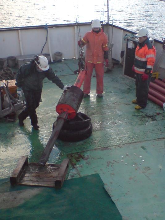 Hvis prøvene ikke blir forbehandlet om bord på båten, blir prøvesylinderen forseglet med et lokk i topp