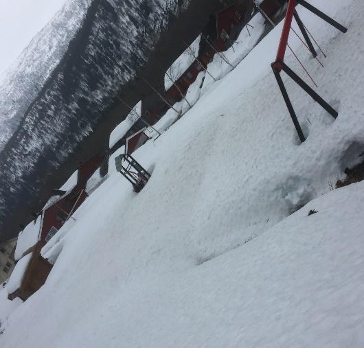 Her er ein av dei nye opparbeida leikeplassane i skrått terreng, der gapahuk, bord og benker og bålpanne er plassert ved sandkasse, og huske og sklie er tilpassa terrenget.