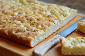 Speltfoccacia Å bake med spelt gjør livet på kjøkkenet enkelt og godt. Spelten har nemlig en helt annen glutenstruktur enn hveten og trenger ikke eltes like mye.