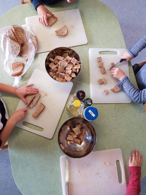 . Barna skal få oppleve Små barn Barna skal få oppleve Store barn Å bli tilbudt materialer som kan være en støtte for tema og undring.