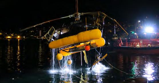 2017 HELIKOPTER STYRTET I SJØEN Én person fikk livreddende førstehjelp på stedet etter at et helikopter med tre personer styrtet i sjøen utenfor Sandviken.