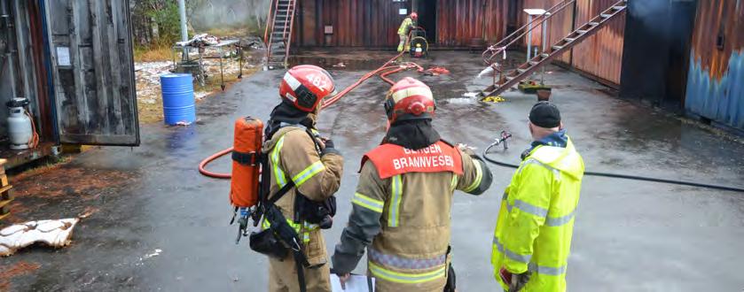 s 29 Foto: Bergen brannvesen å kommunisere en felles situasjonsforståelse, holde oversikt over risikobildet, gjøre taktiske vurderinger og delegere oppgaver.