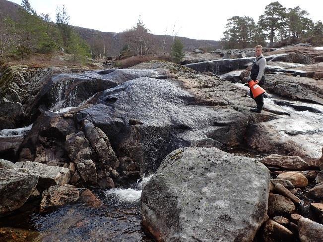 Kviskerågbekken, en strekning på ca. 1,2 km. Bratt stigning og glatt berg over en flere hundre meter lang strekning gjør at oppvandringen av anadrom fisk stopper der (foto 5). Foto 4-5.